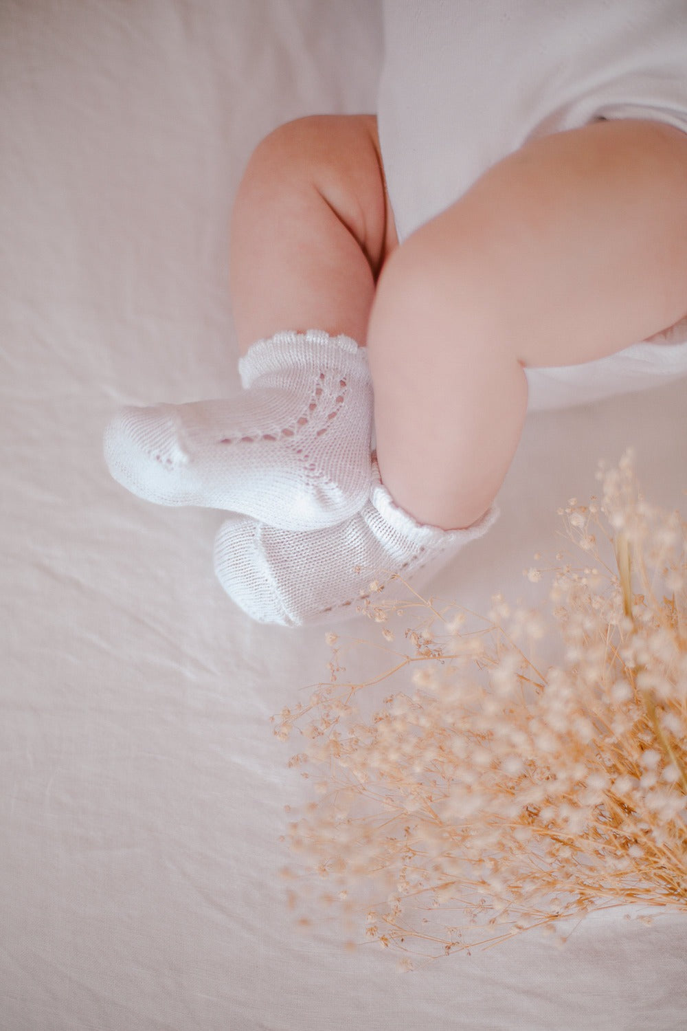 Cadeau-nouveau-ne-chaussettes-ajouree-blanc