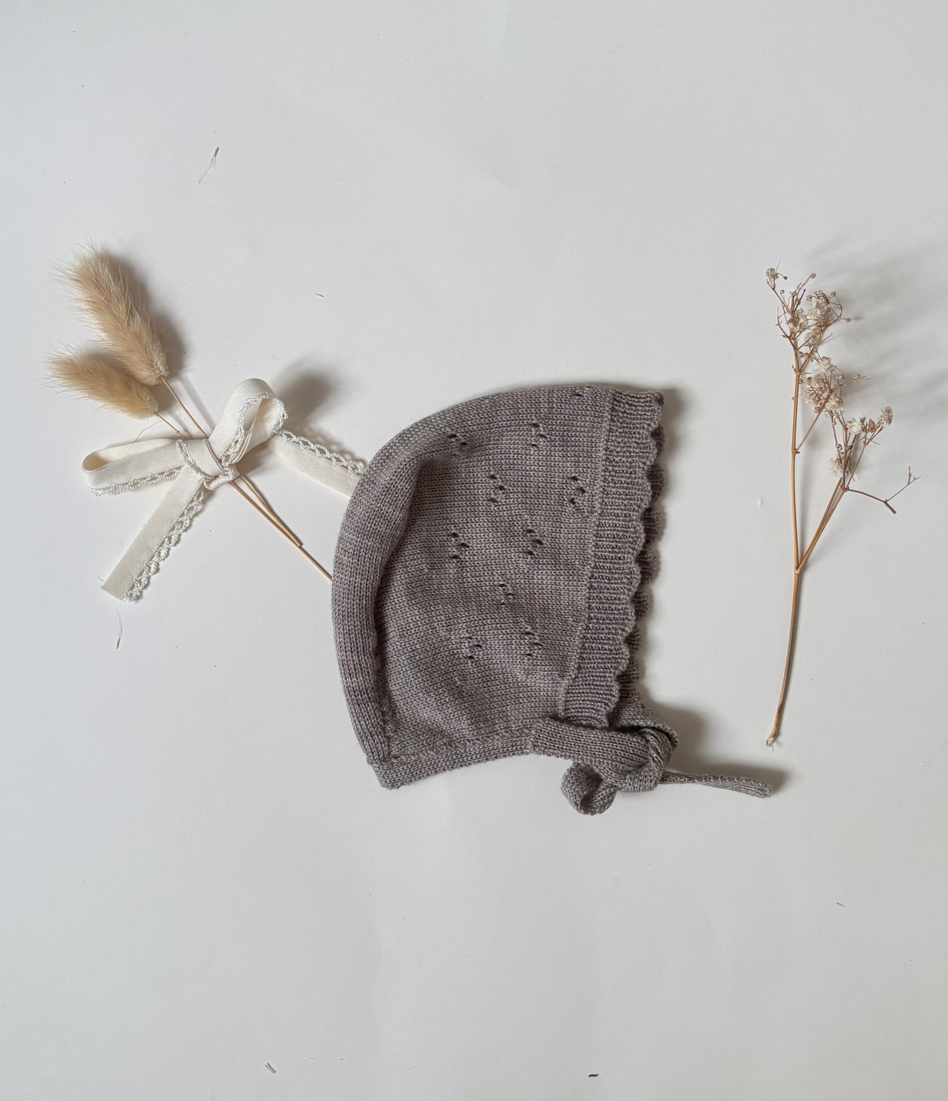 Béguin ajourée en laine