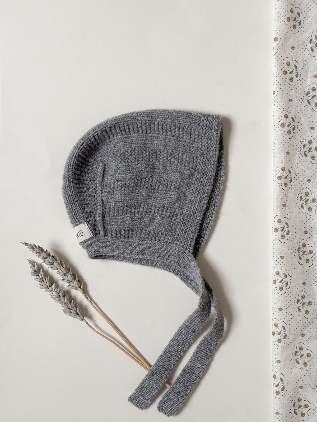 Béguin avec de la laine YSEE - Gris chiné - tricoté en France