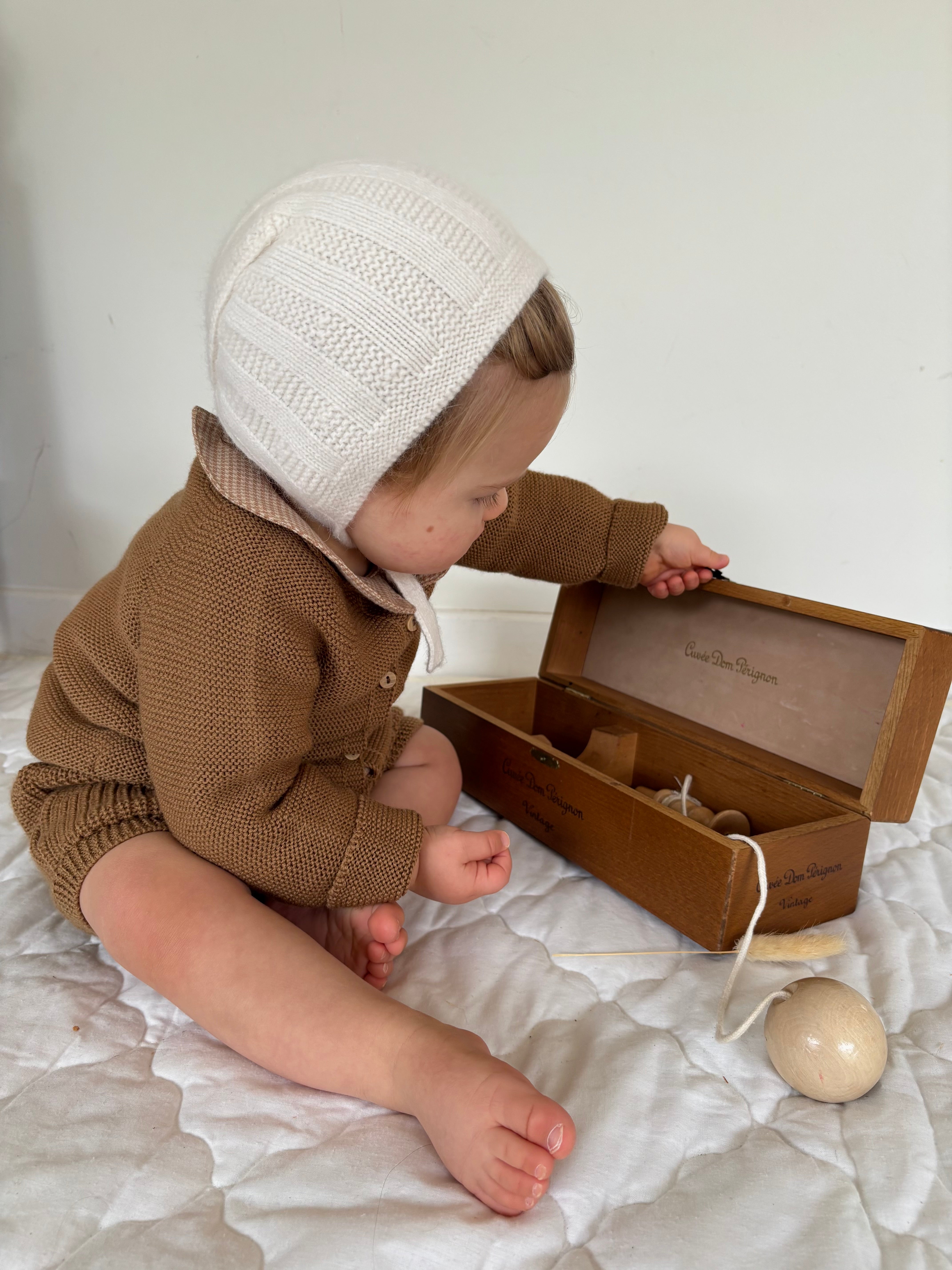 Brassière bébé laine EDGAR caramel - tricotée en France