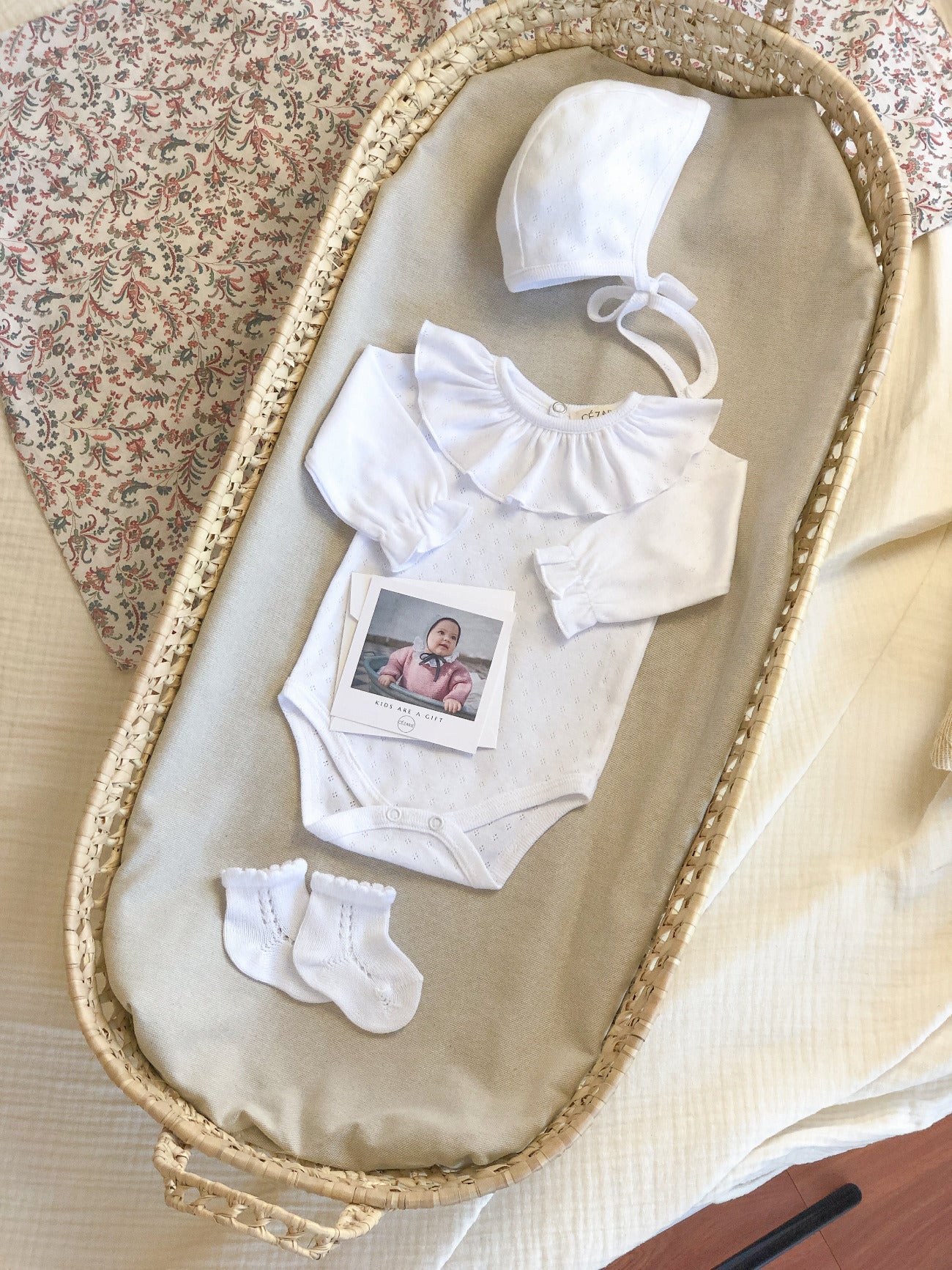 Trousseau-nouveau-ne-naissance-complet-blanc-ajoure