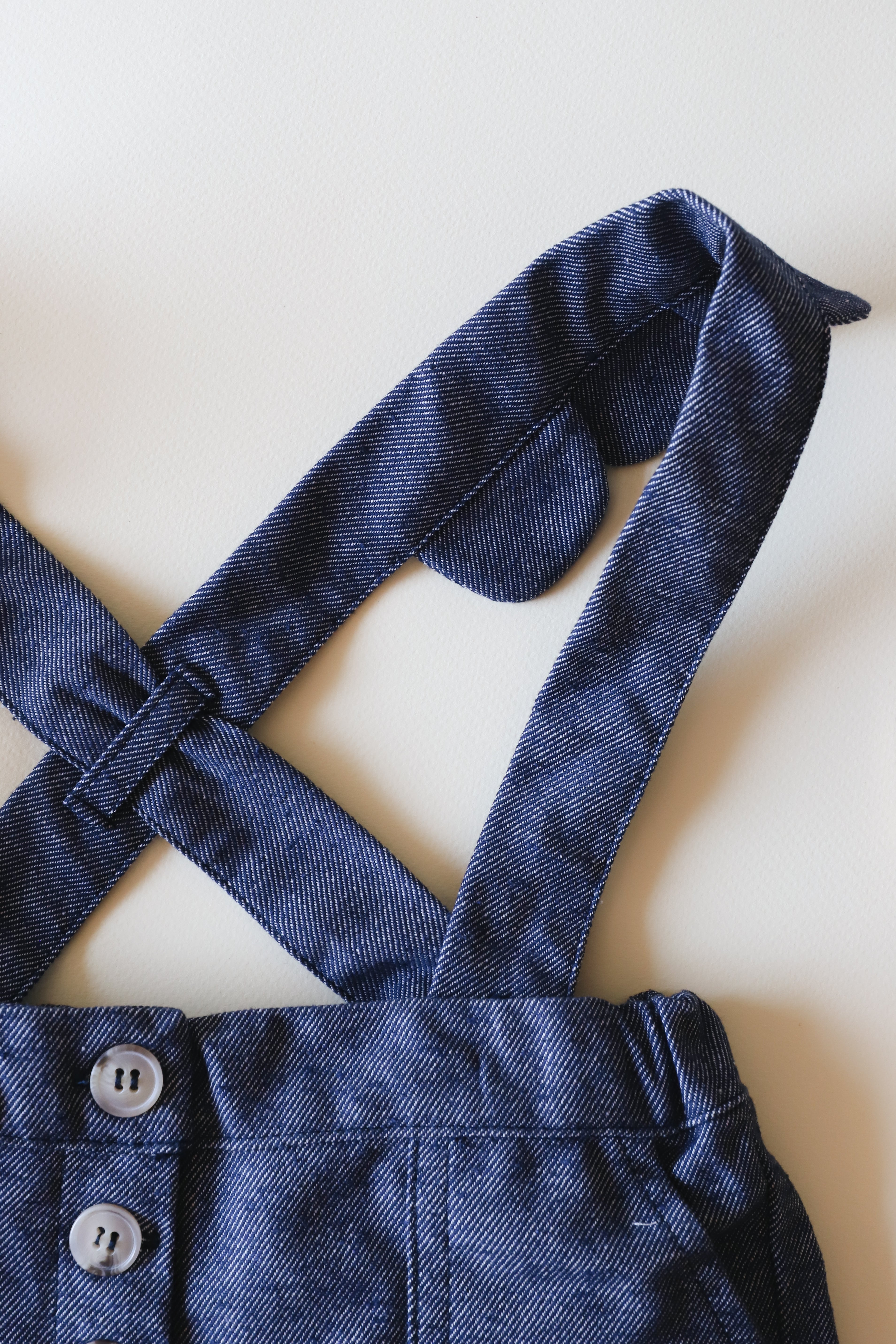 Short en jean à bretelles