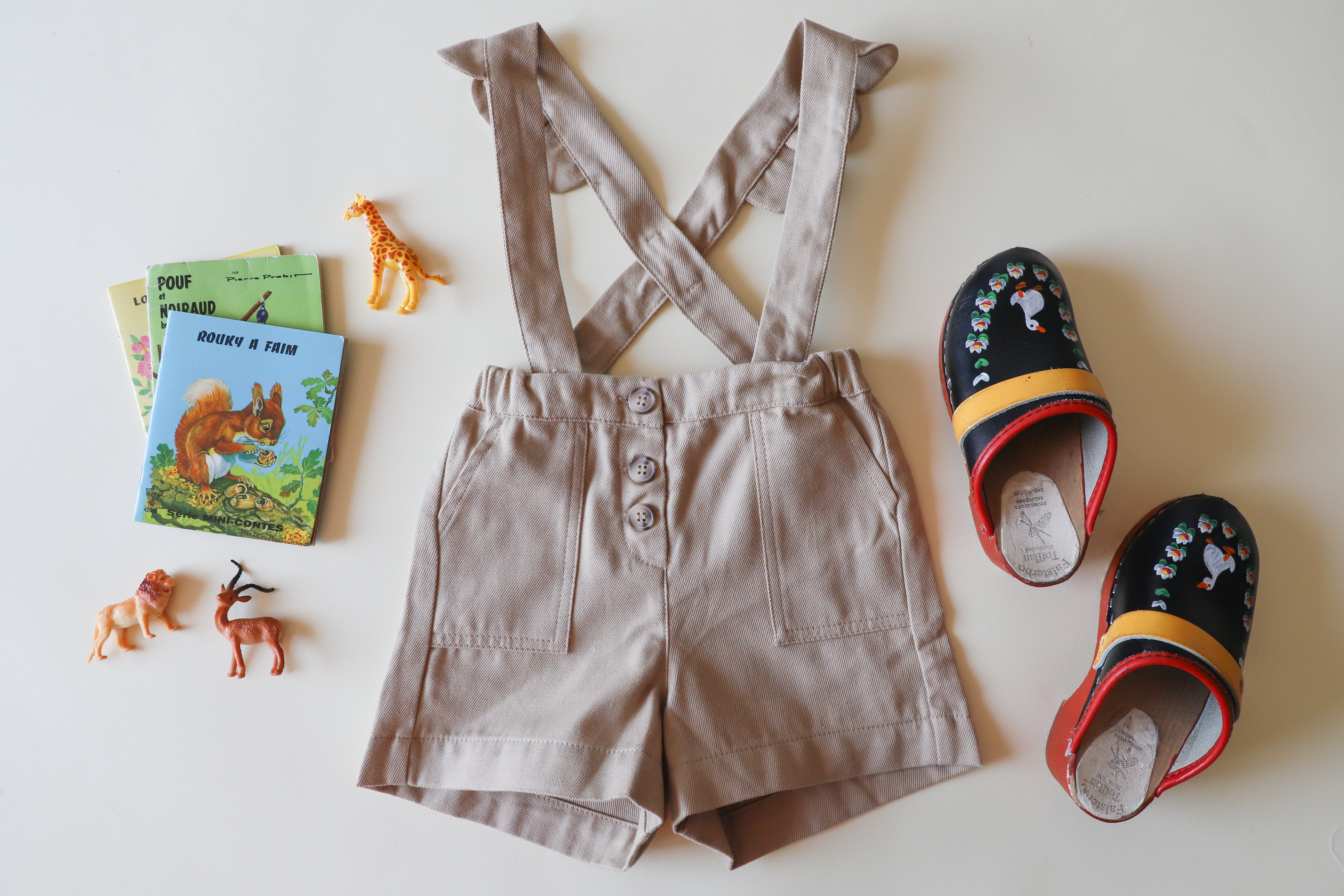 Short sable à bretelles