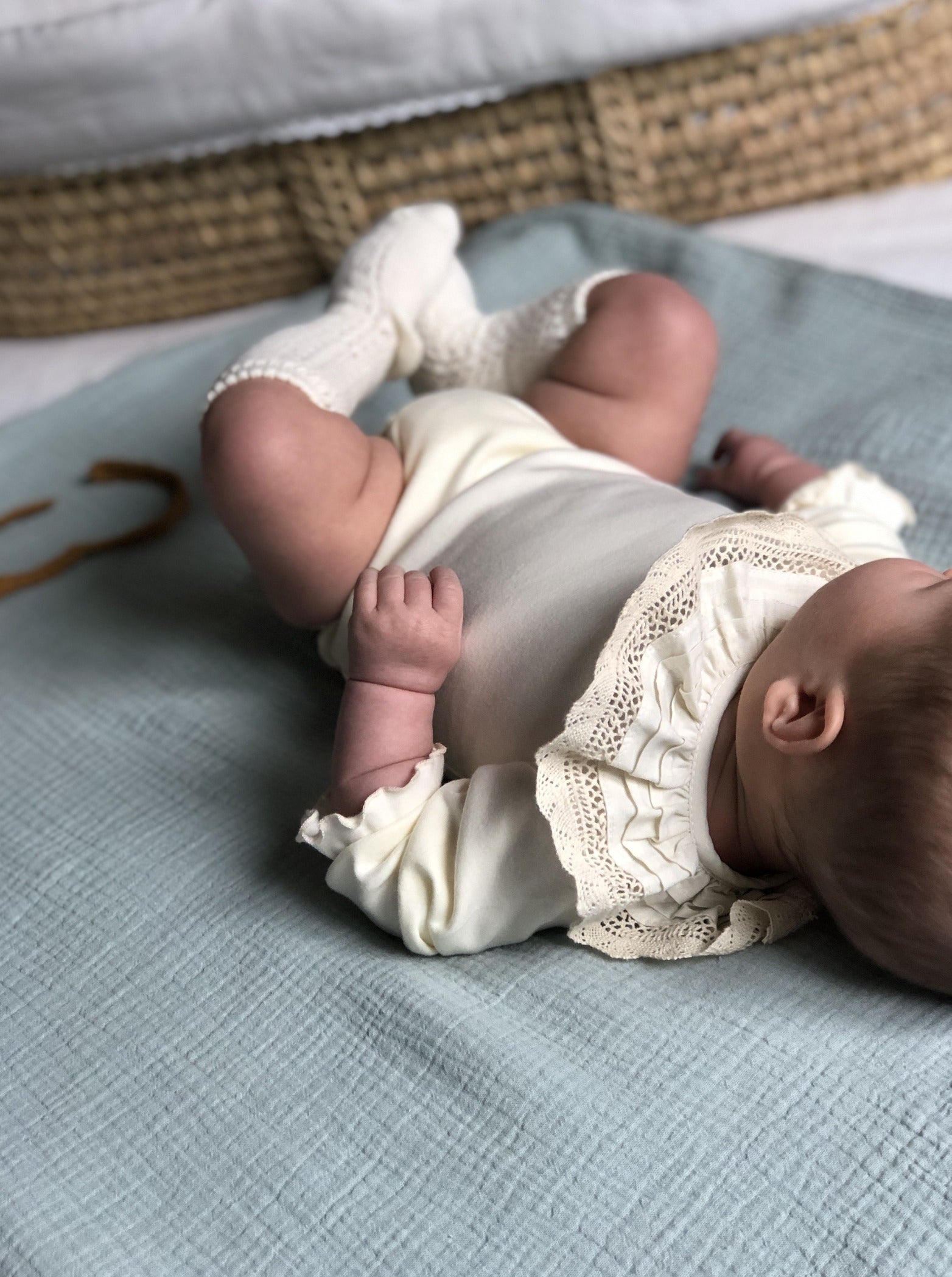 Body-bébé-crème-dentelle-naissance