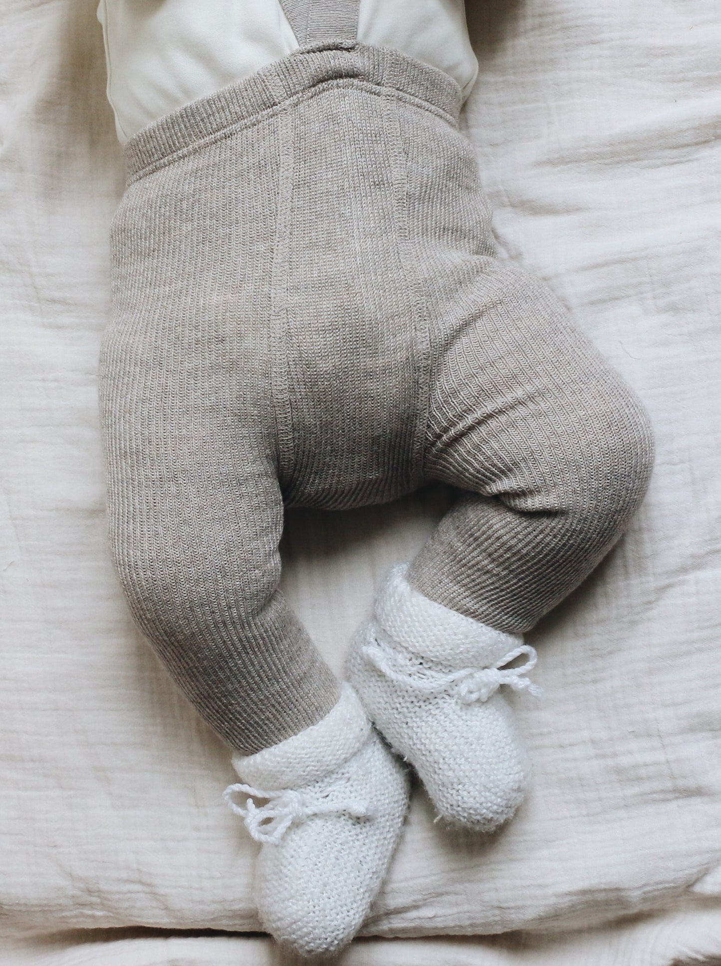 Collant-bretelle-bebe-avec-pied-noisette