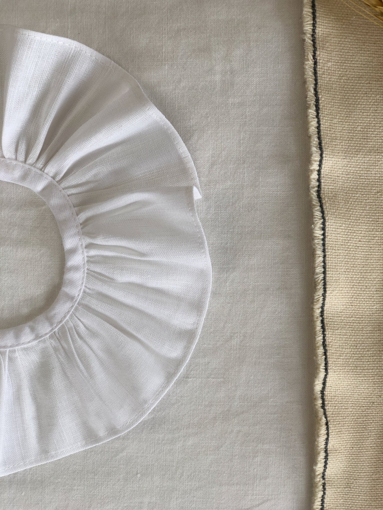 Col-seville-lin-blanc-detail