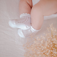Cadeau-nouveau-ne-chaussettes-ajouree-blanc
