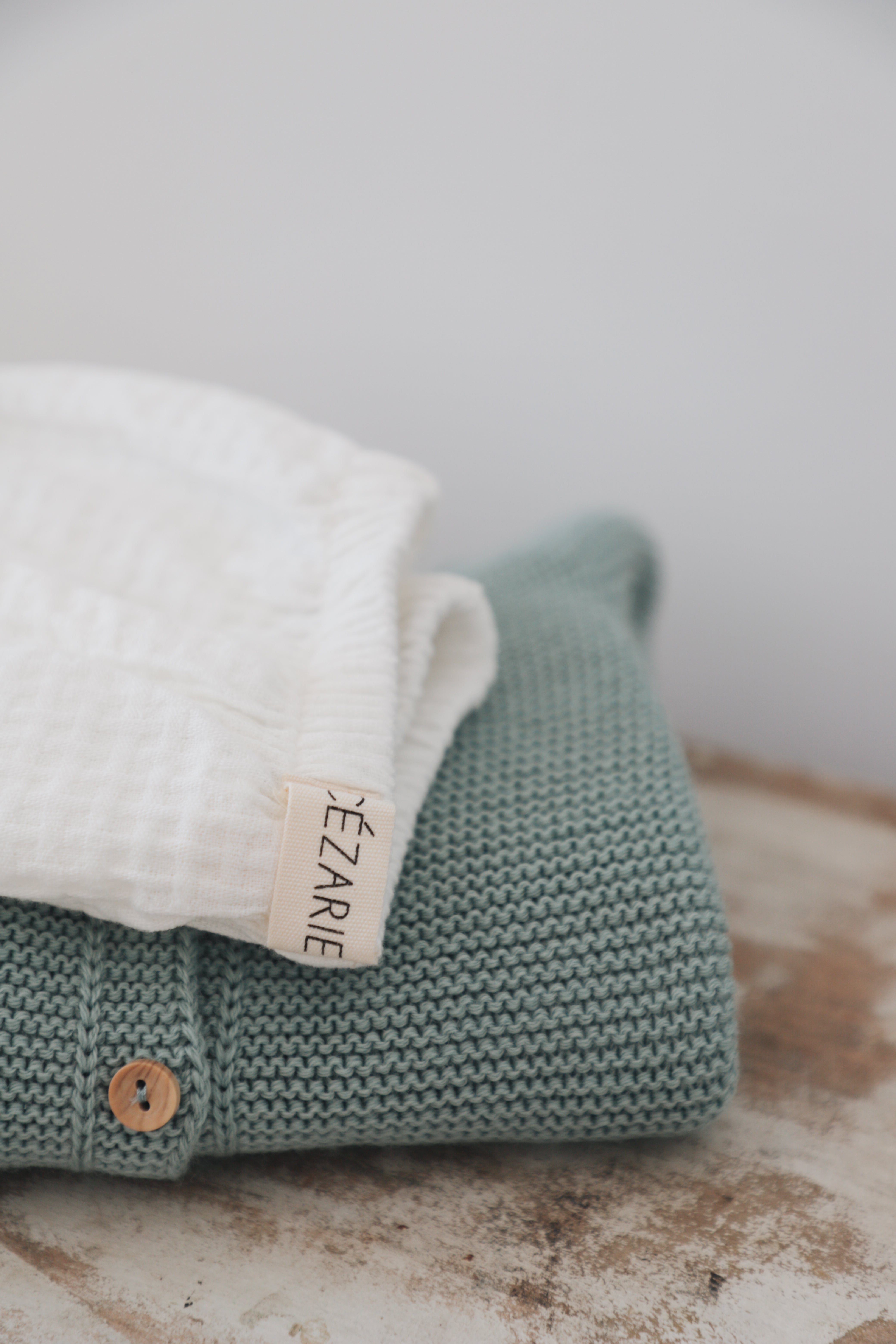 Brassière bébé laine EDGAR sauge - tricotée en France