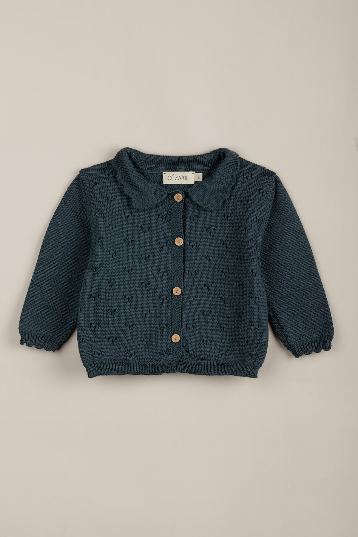 Gilet brassière bébé en laine ajouré, col festonné rétro