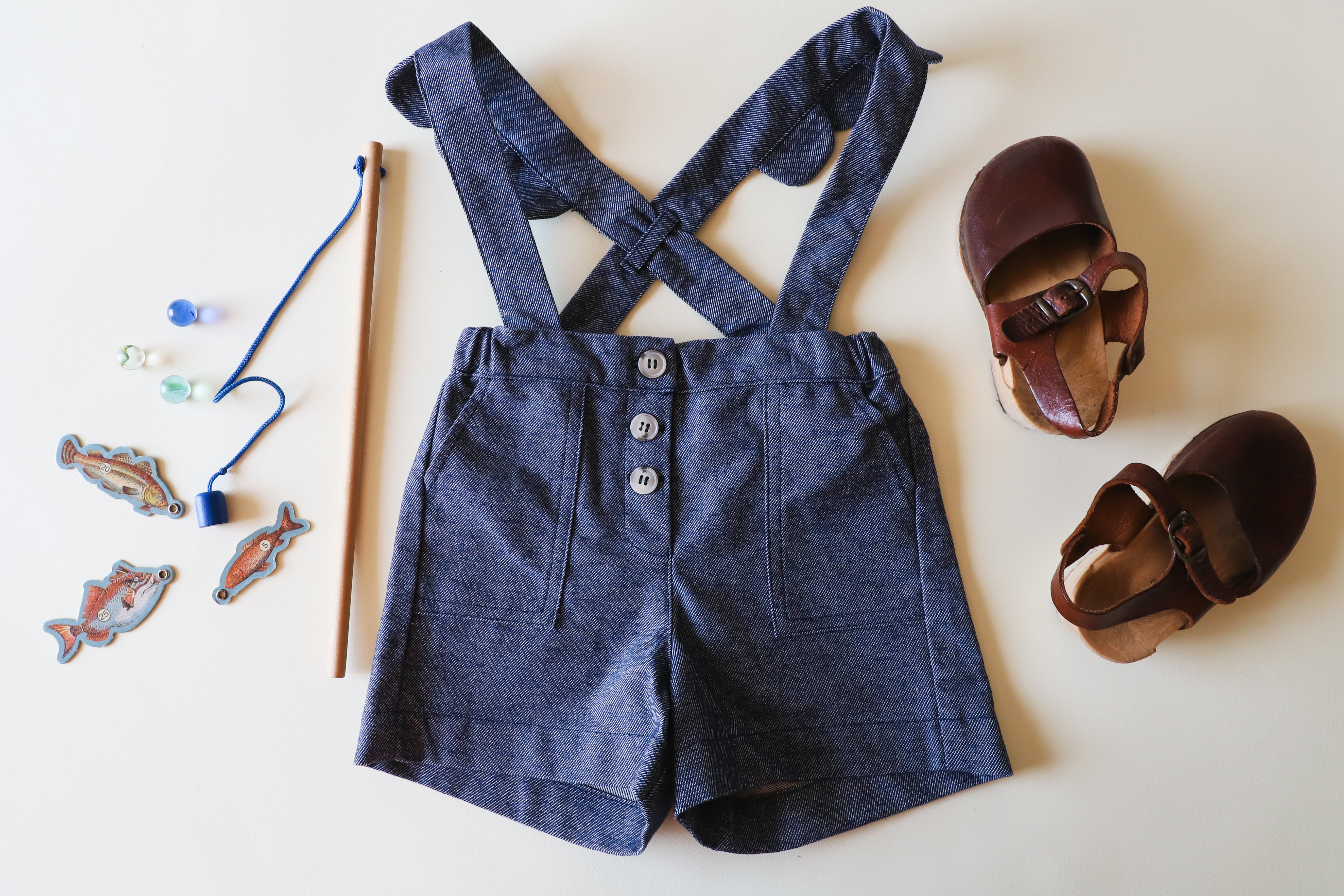 Short en jean à bretelles