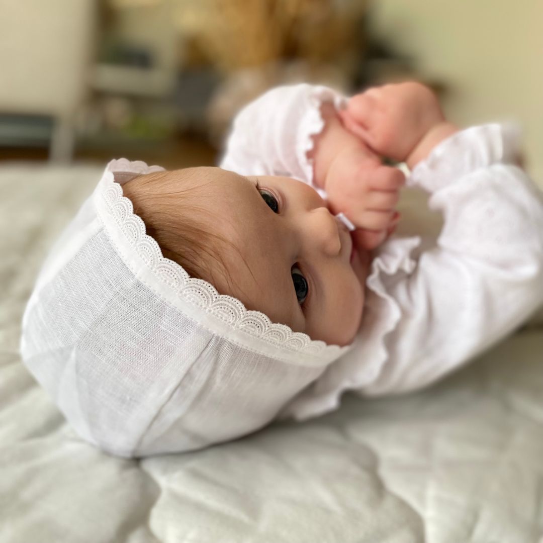 Béguin en coton/lin avec dentelle