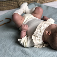 Body-bébé-crème-dentelle-naissance