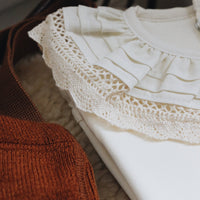 Body-bebe-col-dentelle-creme