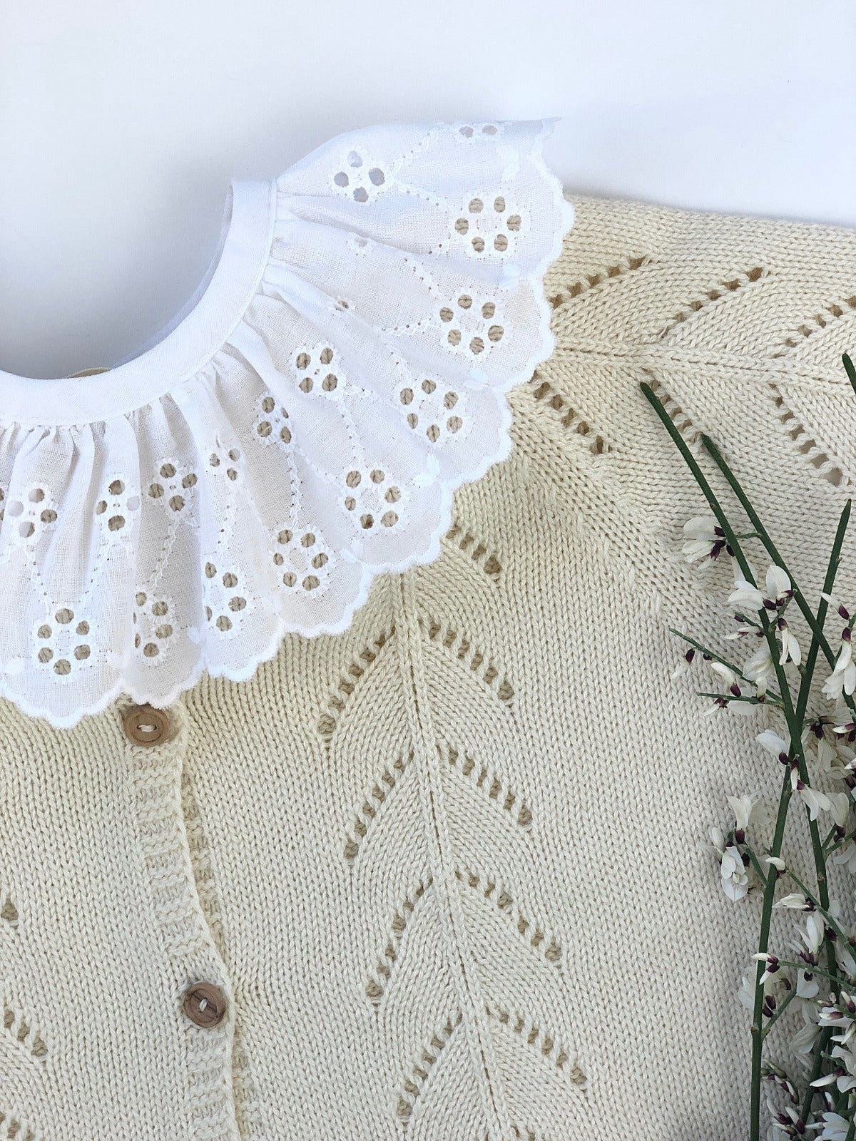 Col-volante-SEville-broderie-festonne-1