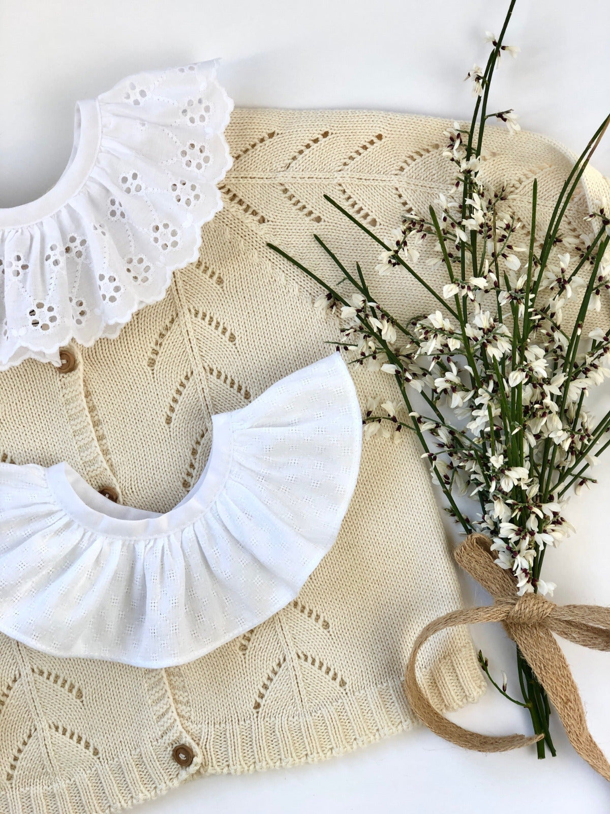 Col-volante-SEville-broderie-festonne-ensemble