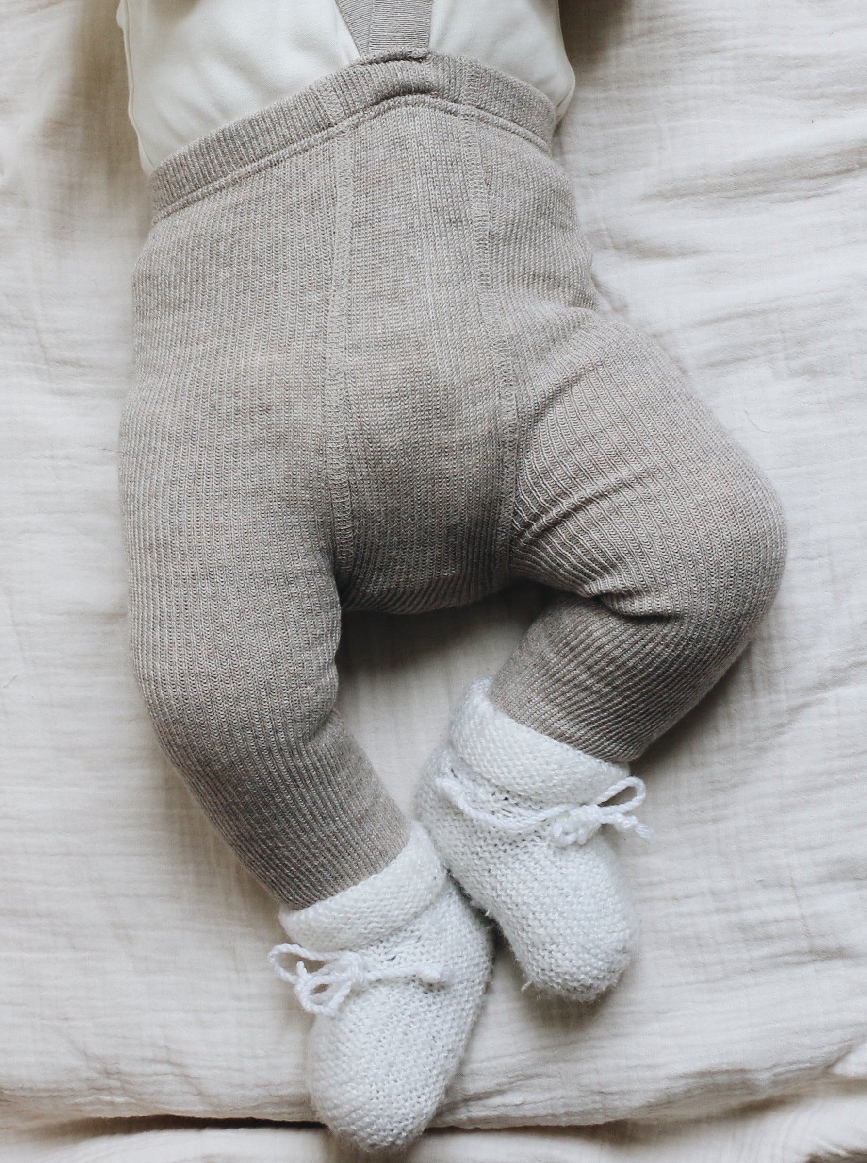 Collant-bretelle-bebe-avec-pied-noisette