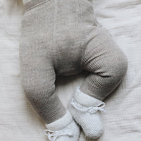 Collant-bretelle-bebe-avec-pied-noisette