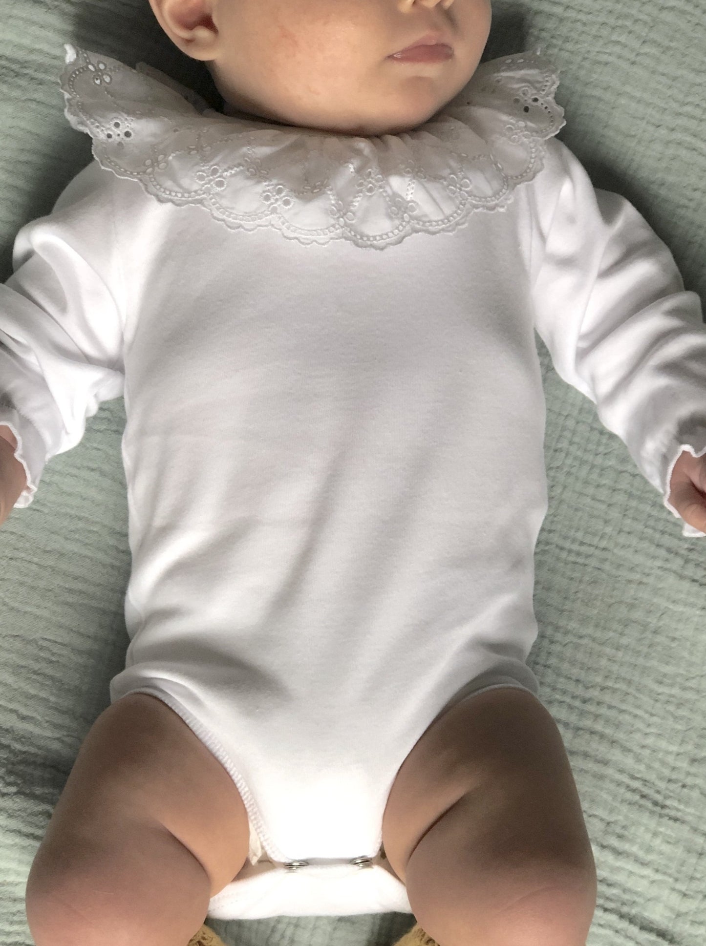 Body-bébé-col-broderie-anglaise