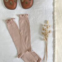 Chaussette-volantée-rose-poudree
