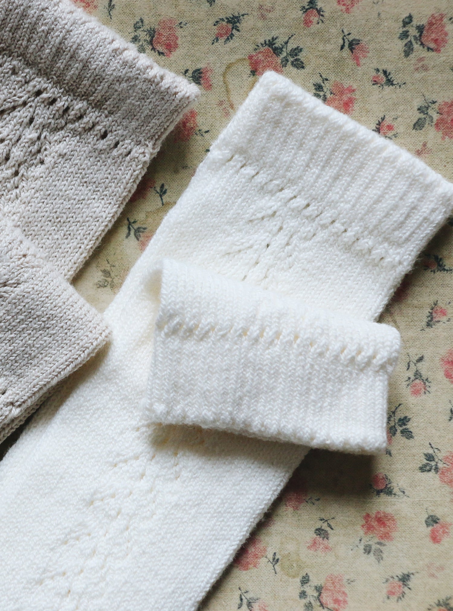 Chaussettes hautes ajourées crème