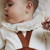 Body-bebe-col-dentelle-creme-porté