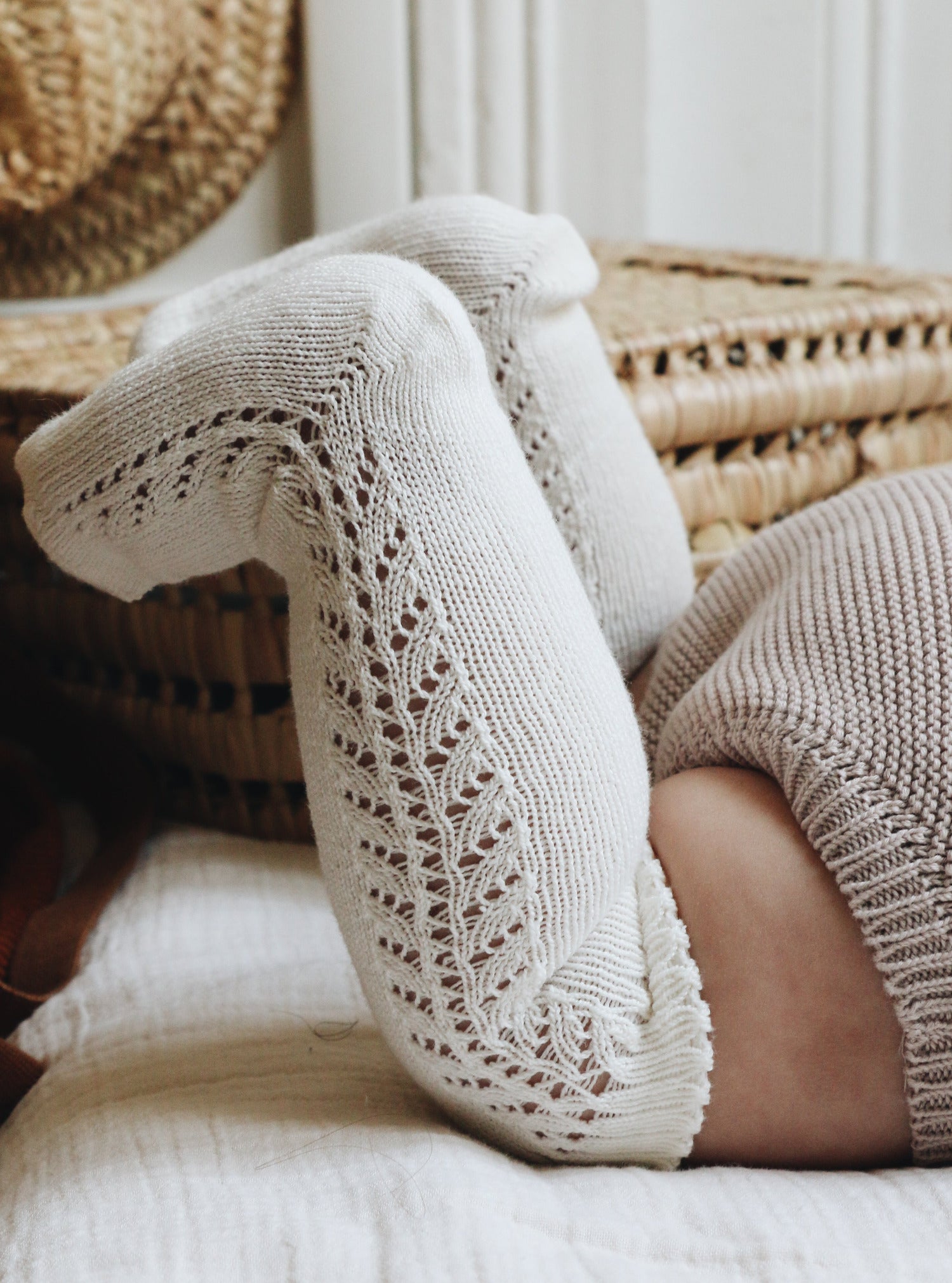 Chaussettes hautes ajourées crème