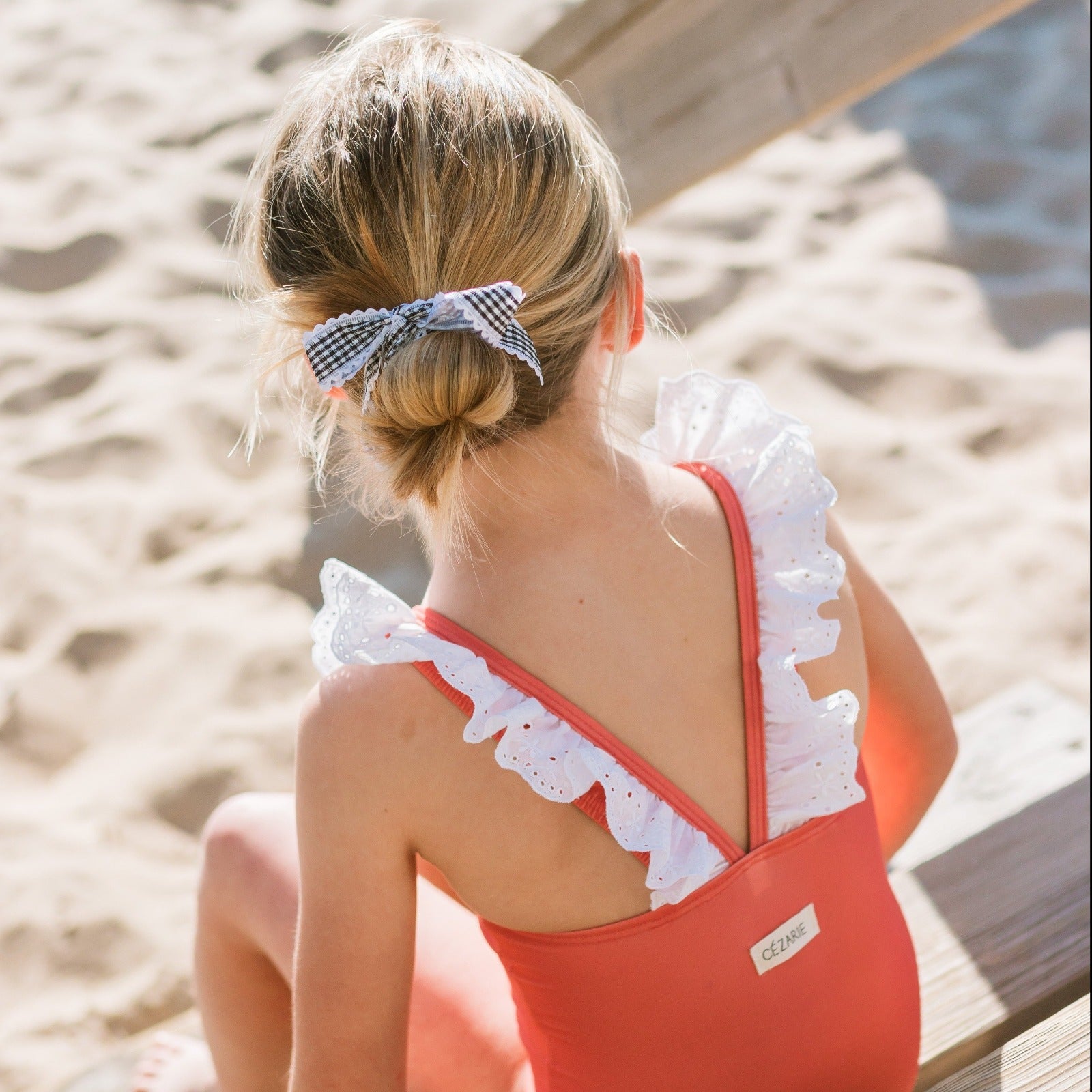 Maillot-bain-fille-volant-corail-dos