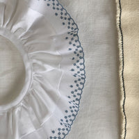 Col-seville-broderie-festonne-gris-detail