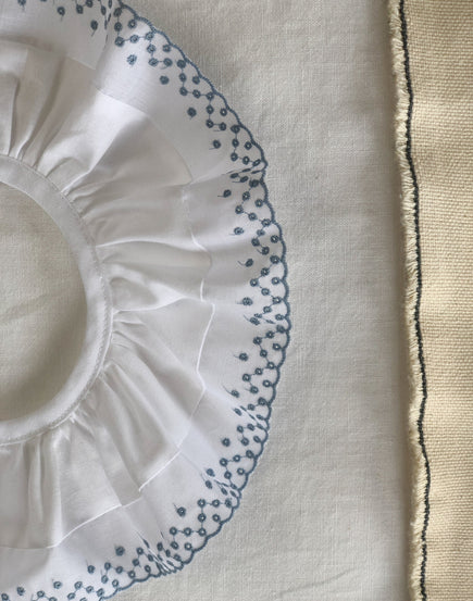 Col broderie anglaise festonné gris
