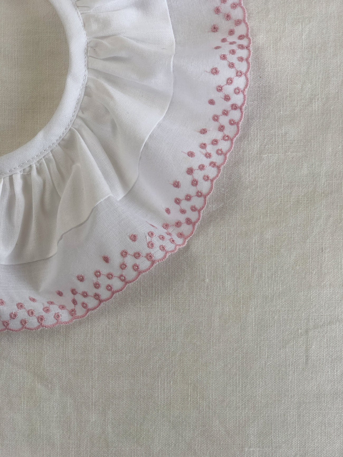 Col-seville-broderie-festonne-rose-detail